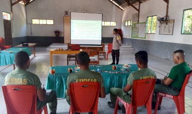 Bhabinkamtibmas-Melaksanakan-Giat-Pelatihan-Dan-Pembekalan-Linmas-Di-Desa-Karawatung