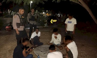 Sedang-Asik-Nongkrong,-Para-Pemuda-Ini-Dibubarkan-Tim-Patroli-Perintis-Presisi-Sat-Samapta-Polres-Flotim
