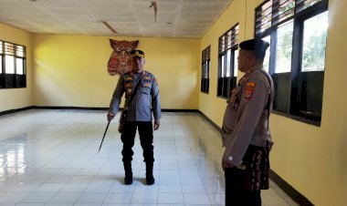 Kapolres-Flotim-Tinjau-Kerapihan-Asrama-Atau-Barak-Bintara-Remaja