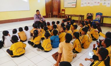 Police-Go-To-School,-Bhabinkamtibmas-Polsek-Adonara-Berikan-Nasehat-Kepada-Siswa/i-SD-N-Sagu-Dan-Juga-Himbauan-Sejak-Dini-Akan-Bahaya-TPPO