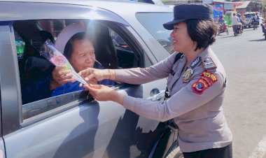 Sambut-Hari-Ulang-Tahun-Ke-75,-Polwan-Polres-Flotim-Bagi-Bagi-Bunga