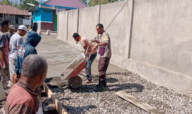 Polri-Peduli,-Bhabinkamtibmas-Polsek--Adonara-Barat-Melakukan-Kegiatan-Bakti-Sosial-Mengerjakan-Semenisasi-Lorong-Di-Dusun-Tiga-Desa-Lite
