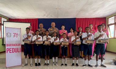 Bhayangkari-Peduli,- Ketua-Cabang-Bahayangkari-Flotim-serahkan-Bansos-dari-Ibu-Kapolri