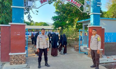 Pastikan-Berjalan-aman,-Babinkamtibmas-Polsek-Adonara-Barat-Kawal-giat-Jalan-Santai-SMPN-1-Adobar