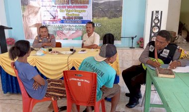 Alternatif-Solusi-di-Jumat-Curhat-bersama-Kapolsek-Wulanggitang-di-desa-Pululera.