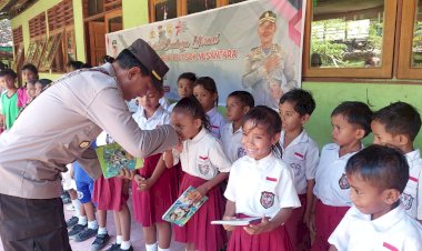 Polri-Peduli-Literasi,-Polres-Flotim-salurkan-buku-kepada-Siswa/i-SDK-Lewobele