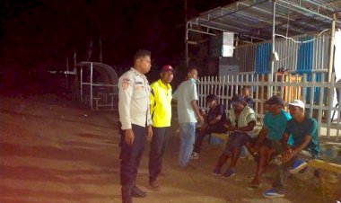 Tingkatkan-Keamanan-Desa-Malam-Hari,-Bhabinkamtibmas-Patroli-Sekaligus-Sambangi-Warganya