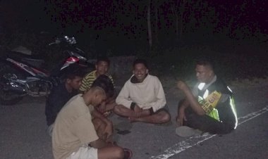 Jalin-Keakraban-Bersama-Warganya,-Ini-Pesan-Bhabinkamtibmas-Desa-Pululera-Saat-Laksanakan-Patroli-Malam