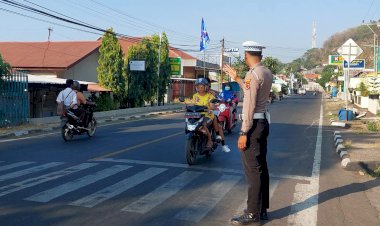 Kegiatan-Rutin-Satuan-Lalulintas-Polres-Flores-Timur-Digelar-Dalam-Bentuk-Himbauan-Dan-Edukasi-Secara-Humanis-Kepada-Warga-Masyarakat-Flotim