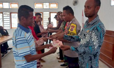 Bhabinkamtibmas-monitoring-penyaluran-BLT-Triwulan-III-Tahun-2023-di-Desa-Watohari---Solor-Timur