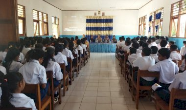 Police-Go-To-School,-Personil-Polres-Flotim-Lakukan-sosialisasi-kamtibmas-tentang-wawasan-kebangsaan-Kepada-Para-Siswa-Siswi