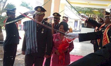 Tradisi-Pedang-Pora,-Pelepasan-2-Personil-Polres-Flotim-yang-Purna-Bhakti-2023-,-Kapolres-Bukakan-Pintu-Mobil-dan-antar-ke-rumah-para-purna