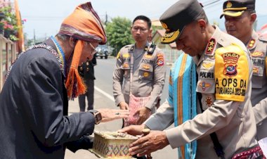 Sapaan-Adat-dan-Jajar-Kehormatan,-Sambut-Kedatangan-Kapolda-NTT-di-Mapolres-Flotim