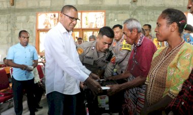 Kapolda-NTT-dan-Ketua-Bhayangkari-Daerah-Salurkan-Bantuan-Sosial-Sembako-di-GMIT-Imanuel-Noetoko.-