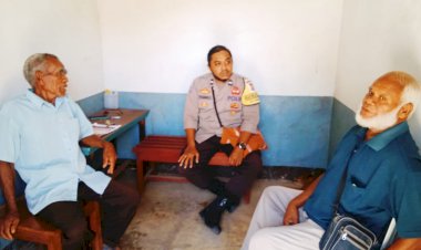 Menjelang-Tahun-Politik-2024-Bhabinkamtibmas-Himbau-Para-Petugas-Pasar-Koli-Karawutung-Berperan-Serta-Dalam-Menjaga-Situasi-Keamanan-Dan-Ketertiban-Masyarakat