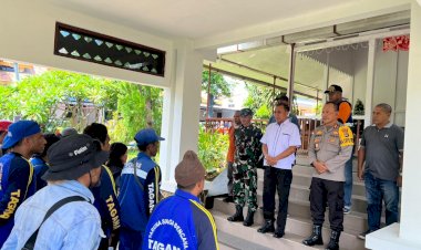 Erupsi-gunung-Lewotobi,-Kapolres-Flotim-Turut-Bersama-Forkompinda-Turun-Temui-pengungsi