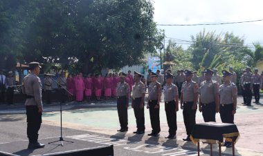 Kapolres-Flotim-Pimpin-Upacara-Kenaikan-Pangkat-17-Personil-Polres-Flotim