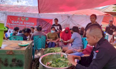 Sat-Brimob-Polda-NTT-Bangun-Dapur-Umum-dan-Masak-Untuk-Pengungsi-Korban-Erupsi-Gunung-Lewotobi-