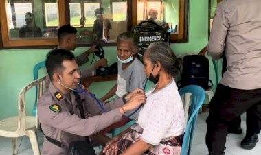 Tim-Dokkes-Polda-NTT-dan-Polres-Flotim-Cek-kesehatan-Warga-Pengungsian-di-SMPN-Wulanggitang.