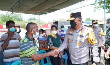 Kapolda-NTT-bersama-Danrem-161-dan-Danlanud-Eltari-Kupang-Berikan-Dukungan-Langsung-ke-Korban-Erupsi-Gunung-Lewotobi