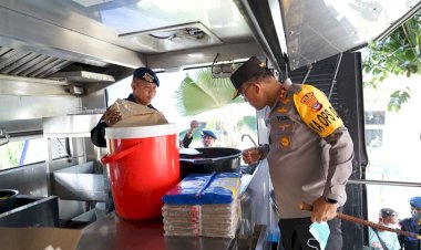 Brimob-Polda-NTT-Sediakan-Dapur-Lapangan-untuk-Korban-Erupsi-Gunung-Lewotobi