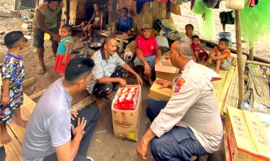 Polres-Flotim-Bantu-Salurkan-Bansos-ke-Pengungsi-Mandiri-Yang-Tinggal-di-Kebun