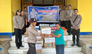 Peduli-Kemanusian,-Polres-Flotim-Salurkan-Bantuan-Sosial-dari-Polres-Rote-Ndao-untuk-Pengungsi-Gunung-Lewotobi-di-Kab.-Flores-Timur.