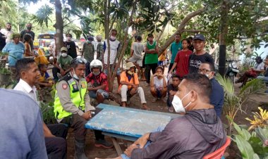 Dibalik-Erupsi-Lewotobi-:-Sosok-Bripka-Paulus-Bura-Hadjon-Anggota-Bhabinkamtibmas-Melayani-Masyarakat-di-Lokasi-Pengungsian-Dengan-Sepenuh-Hati