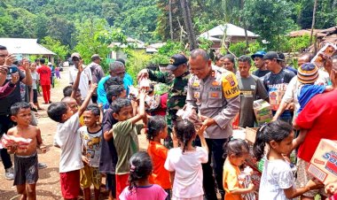 Tinjau-Rumah-Warga-Yang-Mengalami-Kerusakan-Akibat-Puting-Beliung:-Kapolres-Flotim-Bersama-Pejabat-Daerah-Berikan-Bantuan