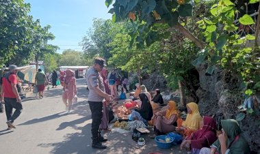 Bhabinkamtibmas-Lakukan-Patroli-Demi-Keamanan-Hari-Pasar-Botang,-Solor-Timur.