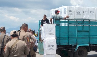 Distribusi-kotak-suara-Pemilu-2024-di-Kab.-Flotim,-Polres-Flotim-Kawal-dan-amankan-Giat-Pergeseran-Logistik-Pemilu-ke-Pulau-Adonara-,-Solor-dan-Kec.Tanjung-Bunga.