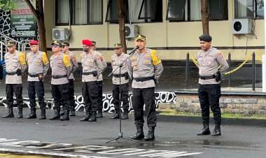 Kapolres-Flotim-Pimpin-Apel-Pergeseran-Pasukan-288-Personel-PAM-TPS-pemilu-2024