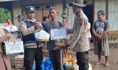 Bhabinkamtibmas-Polsek-Wulanggitang-bekerjasama-dengan-Yayasan-Kesejahteraan-Madani-memberikan-bantuan-sosial-kepada-masyarakat-terdampak-erupsi-gunung-Lewotobi.