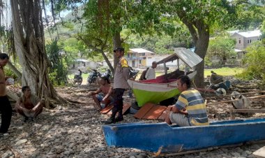 Giat-Sambang-Bhabinkamtibmas-kepada-nelayan-desa-Kalike-di-Solor-selatan.