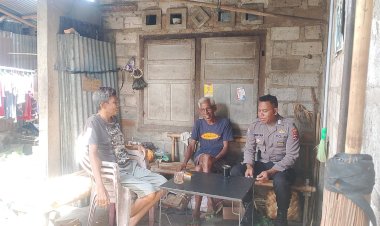 Bhabinkamtibmas-Gelar-Giat-Sambang-Dan-Komunikasi-Wujudkan-Kamtibmas-Yang-Kondusif-Di-Desa-Binaannya