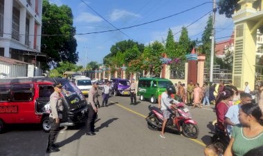 Pengamanan-Ibadah-Minggu-Palma-oleh-Personil-Polres-Flotim--dalam-rangka-Operasi-Semana-Santa-2024