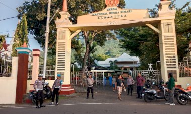 Ciptakan-Keamanan,-Personil-Polres-Flotim-Rutin-Pam-Gereja-Menyongsong-Perayaan-Semana-Santa-di-Gereja-Katedral-Reinha-Rosari-Larantuka