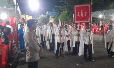 Misa-Sabtu-Santo-(Malam-Paskah)-Di-Gereja-Katedral-Reinha-Rosari-Larantuka-Berlangsung-meriah-Dan-Aman