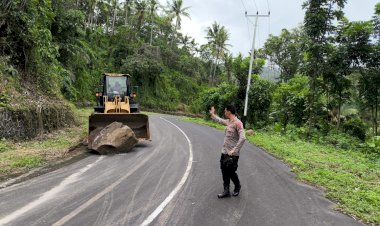 Gerak-Cepat-Kapolsek-Adonara-Atasi-Timbunan-Tanah-Longsor-Akibat-Hujan-Deras