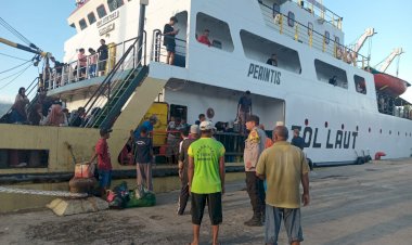 Bhabinkamtibmas-Berikan-Himbauan-Di-Pelabuhan-pelabuhan-Menanga,-Solor-Timur