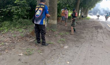 Bhabinkamtibmas-Gotong-Royong-Bersama-Warga-Bersihkan-Lumour-Dan-Pasir-Jalur-Lintas-Larantuka---Maumere