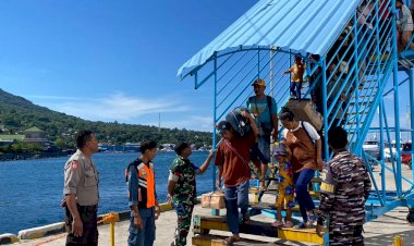 Rutin,-Personil-KP3-Laut-Polres-Flotim-lakukan-pengamanan-KM.Umsini-di-Pelabuhan-Larantuka.