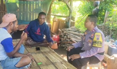 Masuk-Kebun-dan-duduk-di-pondok-bersama-warga,-Giat-Sambang-Bhabin-Aipda-Miha-Galla-di-Flotim.