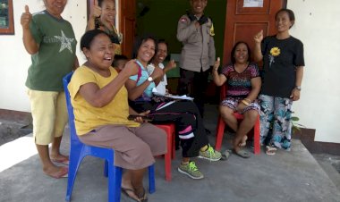 Bhabinkamtibmas-Sambang-Dialogis-Bersama-Ibu-ibu-PKK-Untuk-Menjaga-Situasi-Keamanan-Di-Wilayah-Desa-Masing-masing
