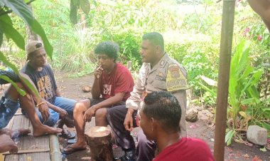 Wujud-Kedekatan-Masyarakat,-Bhabinkamtibmas-Sambangi-Para-pemuda-Bekerjasama-Tingkatkan-keamanan-dan-ketertiban-Di-Desanya