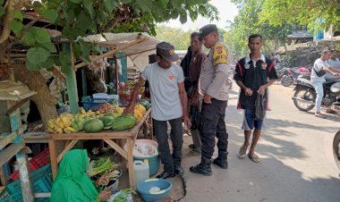 Laksanakan-Kegiatan-Patroli,-Bhabinkamtibmas-Titip-Pesan-Kamtibmas-Kepada-Para-Pedagang-Dan-Pembeli