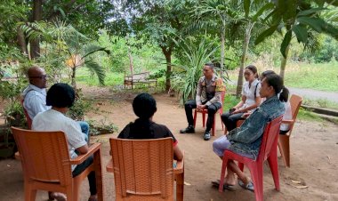 Jaga-Kondusifitas-Warga,-Bhabinkamtibmas-Lakukan-Sambang-Di-Desa-Binaannya