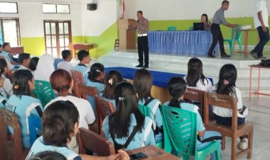 Kasat-Lantas-Polres-Flotim-Iptu-Laurentius-D.-Daton-Sosialisasi-tertib-berlalu-lintas-di-SMAN-1-Larantuka.