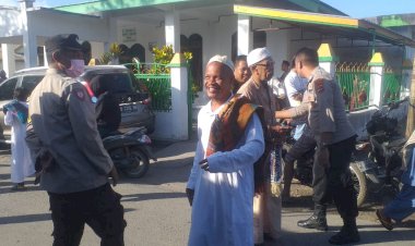 Sinergitas-TNI---Polri-amankan-Jalannya-Sholat-Idul-Adha-1445-H-di-Boru-Kec.-Wulanggitang.