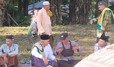 Sambang-Bhabinkamtibmas--Polsek-Adotim-Bripka-Agustinus-Ora-Keda,-Usai-Pengamanan-Sholat-Idul-Adha-1445-H-di-Desa-Tapobali.